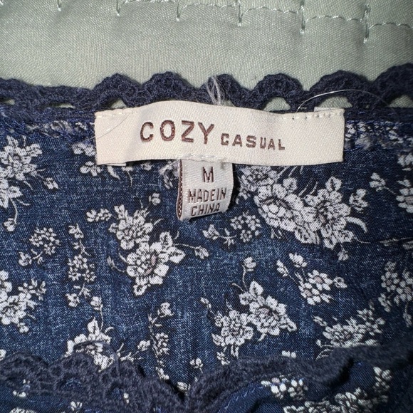 Cozy casual Floral Navy Women's Top with open detail. Size M. VGUC - Picture 7 of 10